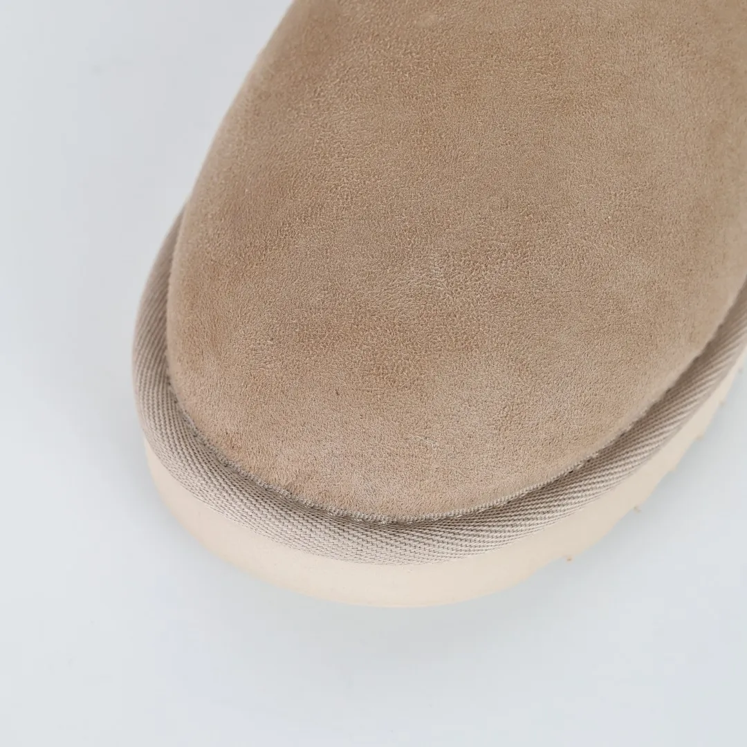 Pick up locally 💰540 Core recommendation Good price Cashmere insoles are a very suitable choice for keeping warm in winter and at home. In the new year, uug launched a series of styles, which are partial to the preferences of young consumers and have also moved to the forefront of fashion trends. Shoe body material Water-repellent coated suede upper 17mm UGGPURE™ implanted wool insole Lightweight non-slip comfortable rubber outsole With brand LOGO Trademark Comes with a full set of packaging Size: 35 36 37 38 39 40 41 42 43 44